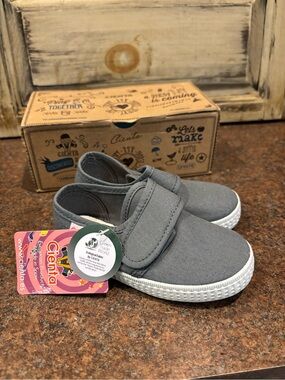 Cienta Kids Gray Canvas Hook-and-Loop Slip-On Sneakers